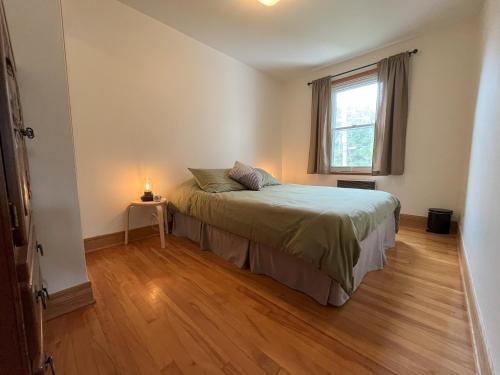 En eller flere senge i et værelse på Le 886, 3 chambres