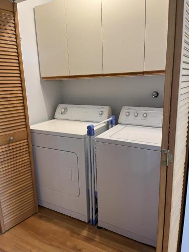 a laundry room with a washer and dryer at Le 886, 3 chambres in Quebec City