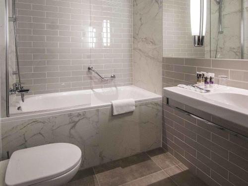 Salle de bains dans l'établissement Hotel Mercure Poznań Centrum
