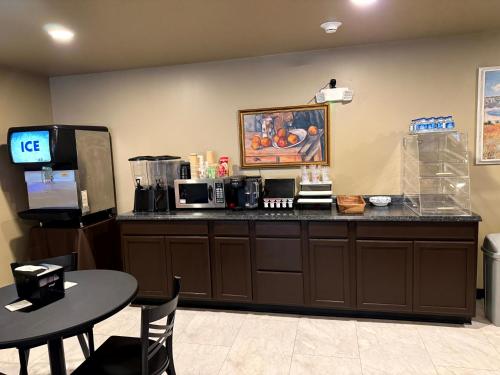 een koffiebar met een bar en een tafel bij Four Seasons Inn in Gallipolis