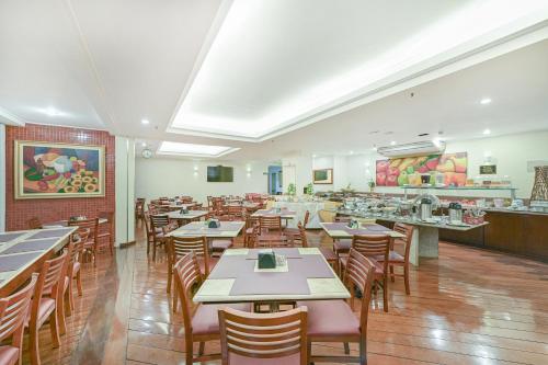 a dining room with tables and chairs and a cafeteria at Hotel Dan Inn Campinas Cambuí - Um Hotel Clássico em Campinas By Nacional Inn in Campinas
