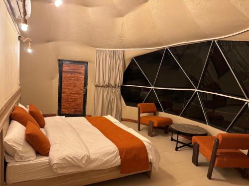 Giường trong phòng chung tại Wadi rum Jad luxury camp