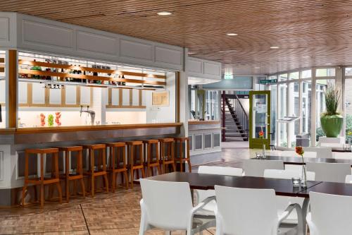 Ο χώρος του lounge ή του μπαρ στο NH Eindhoven Conference Centre Koningshof