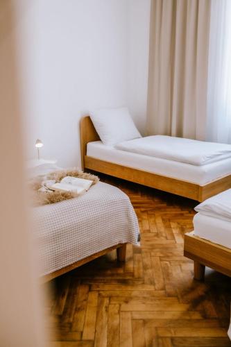 Una cama o camas en una habitación de JUGA Apartmány
