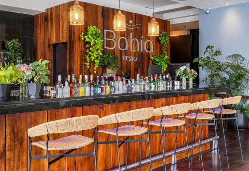 a bar with a row of chairs in a restaurant at Wyndham Nordelta Tigre - Buenos Aires in Tigre