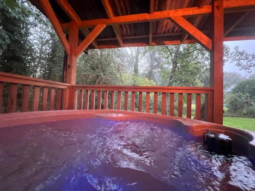 ハルにあるDeer View Cabin - Woodland, beaches and Hot tubのガゼボ内のホットタブ