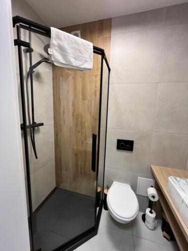 un bagno con doccia, wc e lavandino di PLANETA 202 - tylko 100 m do GŁÓWNEGO DEPTAKU i plaży! a Mielno