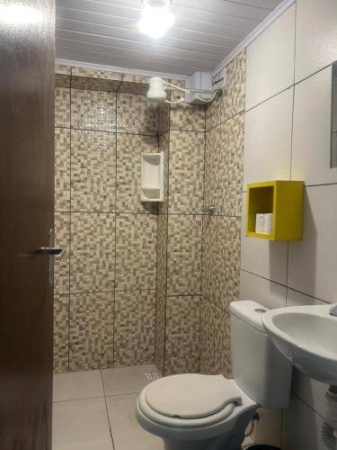 a bathroom with a toilet and a sink at GOLDEN ROSE HOTEL in Campinas