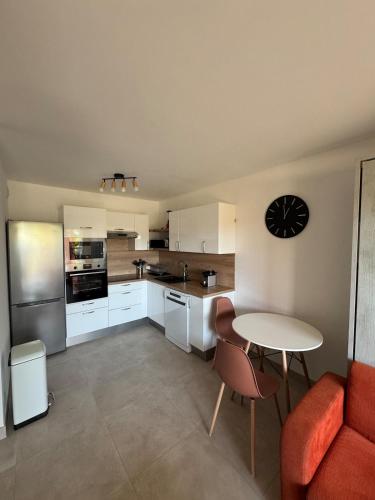 T2 cosy en bord de mer avec terrasse, piscine et parking