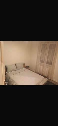 a bedroom with a white bed and two windows at Aya in Pompey