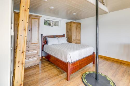 a bedroom with a bed in a room at Whale Watching at Beachfront Cottage in Juneau! in Juneau International Airport