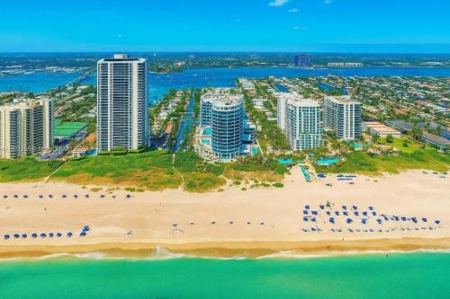 eine Luftaufnahme eines Strandes und von Gebäuden in der Unterkunft NEW Amrit Resort Oceanview Retreat in Singer Island