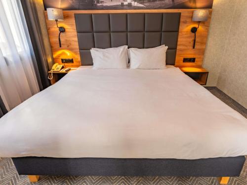 Ένα ή περισσότερα κρεβάτια σε δωμάτιο στο Mercure Opole