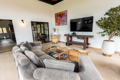 Телевизор и/или развлекательный центр в Sahara Lodge Nature, Design Arabian Horses