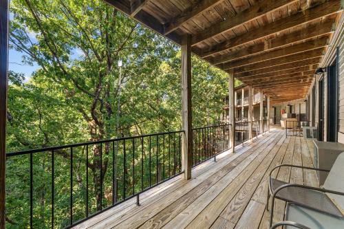 a screened porch with a view of the trees at Compton Ridge Lodge in Branson