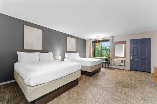 a hotel room with two beds and a window at Compton Ridge Lodge in Branson