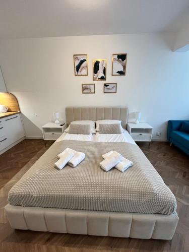 una camera da letto con un letto grande con due asciugamani di PLANETA 106 - tylko 100 m do GŁÓWNEGO DEPTAKU i plaży! a Mielno