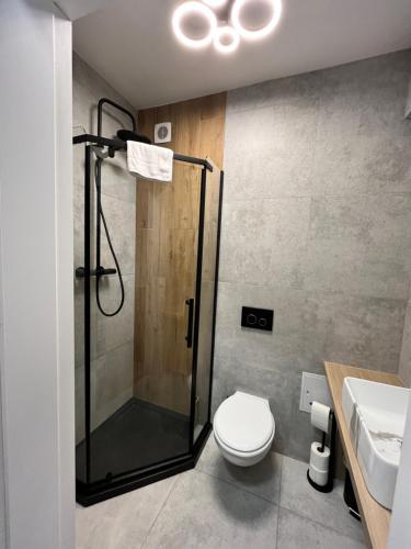 un bagno con doccia, WC e lavandino di PLANETA 106 - tylko 100 m do GŁÓWNEGO DEPTAKU i plaży! a Mielno