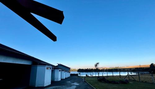 uma vista para uma massa de água de um edifício em Villa do Lago em Poços de Caldas