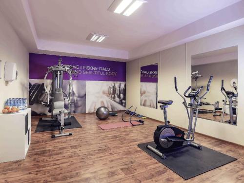 a gym with tread machines and exercise bikes at Hotel Mercure Toruń Centrum in Toruń