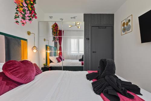 Ένα ή περισσότερα κρεβάτια σε δωμάτιο στο Full Kitchen AC CityView Free Public Parking 2 Bedroom Apartment