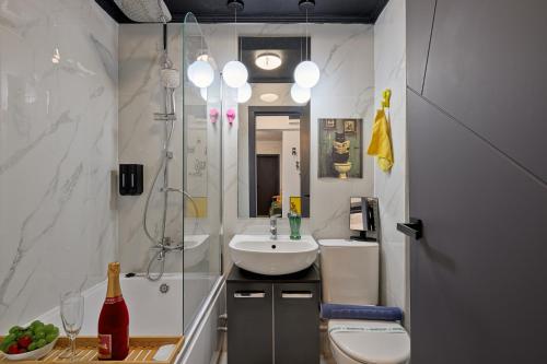 Ένα μπάνιο στο Full Kitchen AC CityView Free Public Parking 2 Bedroom Apartment