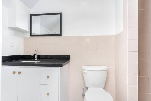 リッチモンドヒルにあるCozy 1BR Lower Level Walking distance to shopsのトイレと洗面台を備えた白いバスルーム