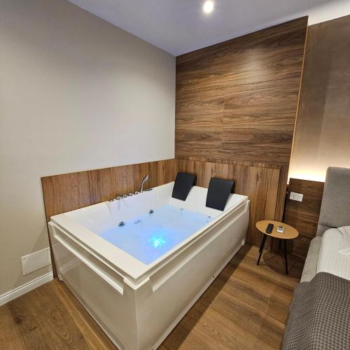 JACUZZI LIVING TIRANA center 2