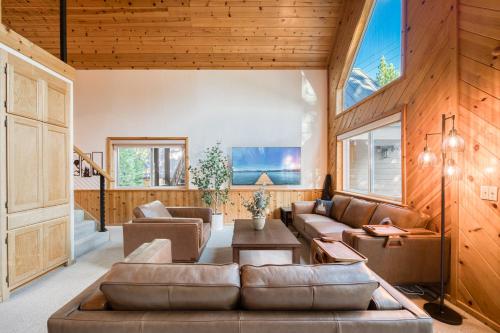 Χώρος καθιστικού στο Hearthlight Cabin at Tahoe Donner by Tahoe Getaways - Pet-Friendly 3BR w Guest Suite