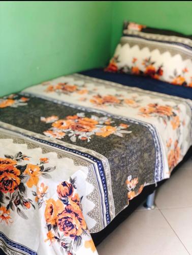 two beds in a room with flowers on them at Restaurante e Pousada Mandacaru Abacate in Campestre
