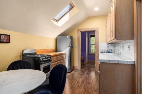 a kitchen with a stove and a table with chairs at Charming 5 BD Victorian House by Beach Boardwalk in Santa Cruz