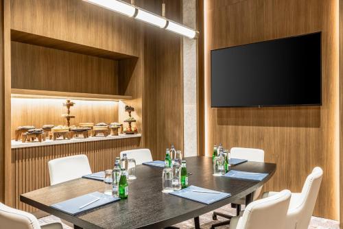 Телевизор и/или развлекательный центр в GOLDEN TULIP GEBKIM KOCAELI