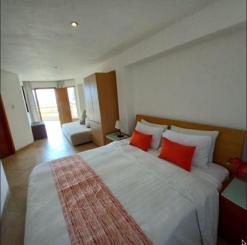 Postel nebo postele na pokoji v ubytování Baja Montañita Beach Resort