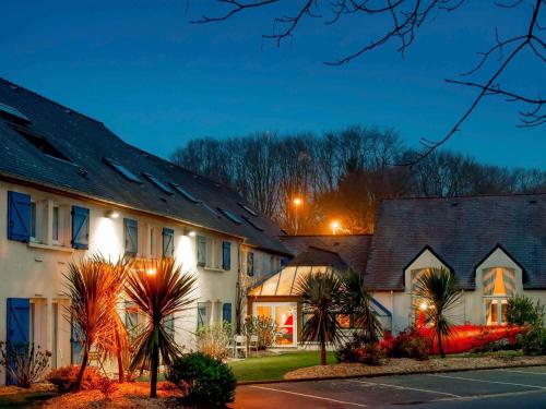 a home at night with lights on at ibis Brest Kergaradec in Brest