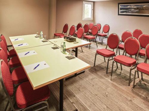 El área de trabajo o centro de convenciones de Ibis Auray