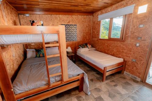 una habitación con dos literas y una ventana en Encanto, vista y aventura, en Minca
