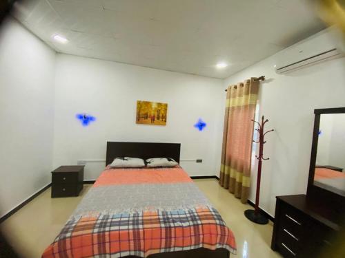 ein Schlafzimmer mit einem Bett mit zwei Kissen darauf in der Unterkunft Rooms trincomalee in Trincomalee