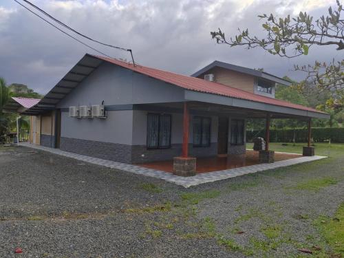 a small house with a red roof at Quinta El Futuro in Esperanza