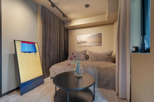 Giường trong phòng chung tại Signature Compact Studio by Arctic Seasons