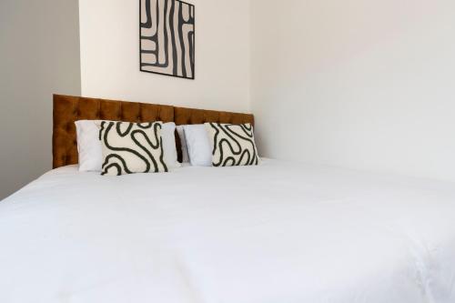 Katil atau katil-katil dalam bilik di Contractor-Friendly 4-Bed 2-Bath Apartment, fast WiFi, central Redcar