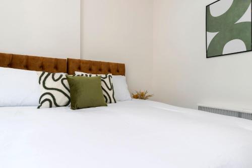 Katil atau katil-katil dalam bilik di Contractor-Friendly 4-Bed 2-Bath Apartment, fast WiFi, central Redcar