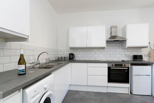 Dapur atau dapur kecil di Contractor-Friendly 4-Bed 2-Bath Apartment, fast WiFi, central Redcar