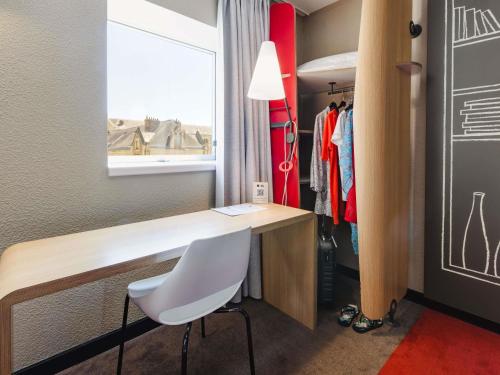 a dressing room with a desk and a white chair at Hotel ibis Rennes Centre Gare Sud in Rennes