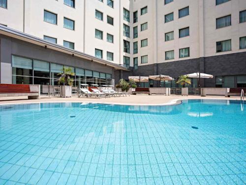 Бассейн в Novotel Milano Malpensa Aeroporto или поблизости