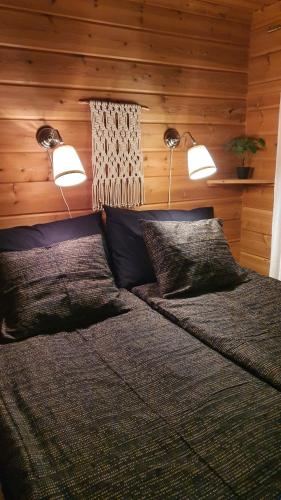 Postel nebo postele na pokoji v ubytování Villa Salme lemmikkiystävällinen mökki Taivalkoskella Jokijärven rannalla