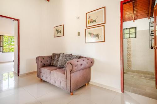 a couch sitting in a living room with white walls at Moderna cabaña en Viterbo con Aire AC y Piscina in Viterbo
