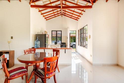 a kitchen and dining room with a table and chairs at Moderna cabaña en Viterbo con Aire AC y Piscina in Viterbo