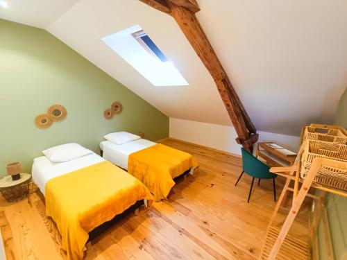Habitación en el ático con 2 camas y tragaluz en -Le Cocon Auvergnat- Clim, Spa, Jardin privatif, Recharge VAE, en Montvicq