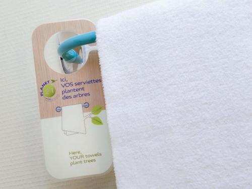a roll of white paper on a wooden holder at Ibis budget Hannover Hbf in Hannover