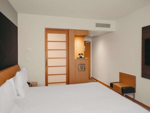 Ένα ή περισσότερα κρεβάτια σε δωμάτιο στο Novotel Paris Centre Tour Eiffel